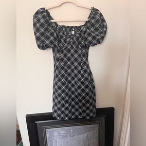 H&M crepe puff sleeve dress sweetheart neckline black and white size S